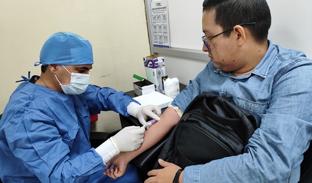 Tomando sangre de un paciente para examen de laboratorio. / FUENTE: HGP / Manabí