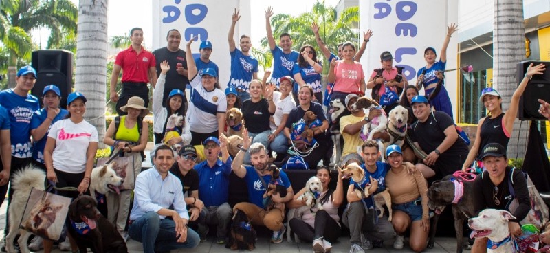 Diversión con mascotas frente a centro comercial en Manta. / FUENTE: MMM, Quito