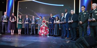 La presidenta de la Cámara de Comercio de Quito y las personas premiadas por este gremio en su aniversario 119. / FUENTE: CCQ