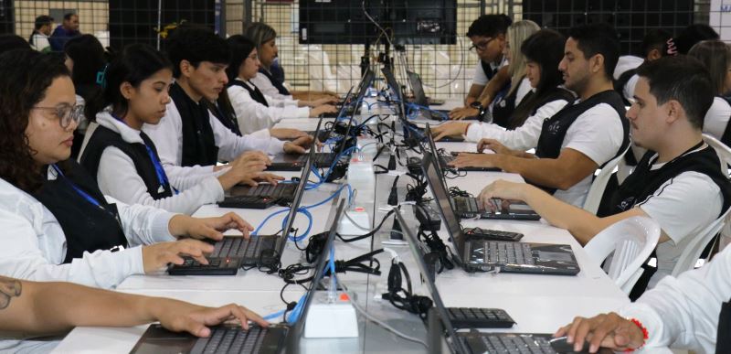 Procesamiento electrónico votación de Manabí en Referéndum y Consulta Popular Ecuador 2025. / FUENTE: CNE Ec. Portoviejo