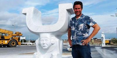 Escultor Rafael García posa junto a su obra, silla manteña esculpida en mármol de Carrara. / FOTO enviada por David Ramírez Bravo