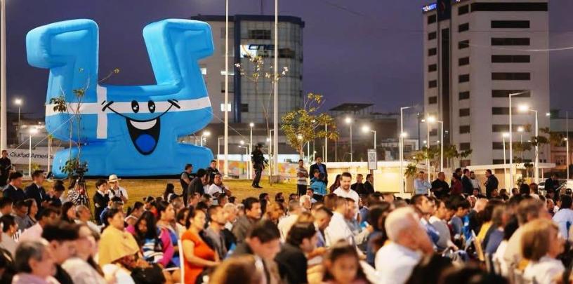 Gigantografía inflable de la silla manteña. / FOTO enviada por David Ramírez B.