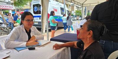 Brigada móvil informa en Chone sobre los servicios generales del IESS. / FUENTE: IESS Portoviejo