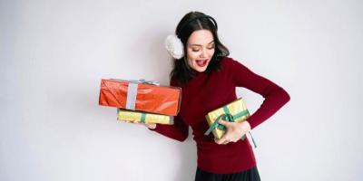 Mujer lleva paquetes con regalos navideños. / FUENTE: Kantar I. M.
