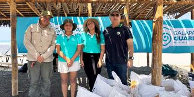 Equipo humano de Guardianas Galapagos, en una intervención descontaminante ambiental. / FUENTE: Ichthion Ecuador