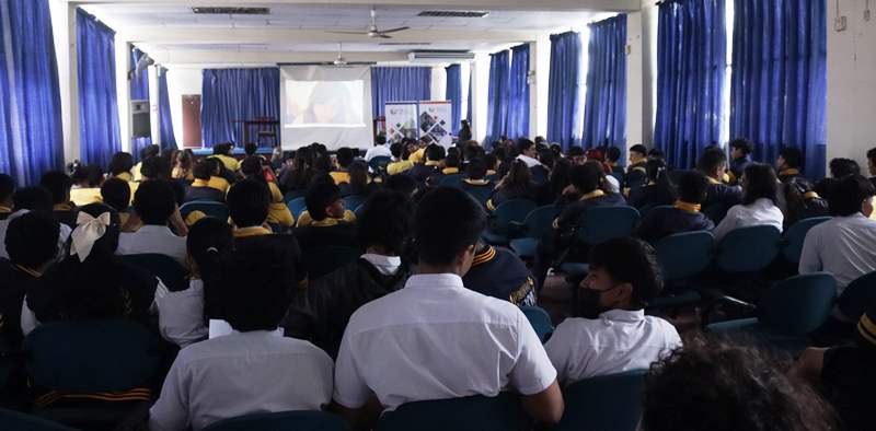Estudiantes de bachillerato ven cine juvenil sobre importancia de la resiliencia. / FUENTE: Colg. Aguirre Abad / Guayaquil