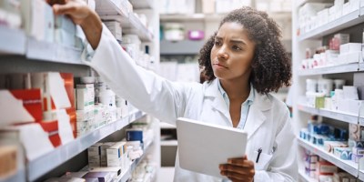Revisando las existencias en una farmacia. / FUENTE: IFI Ecuador