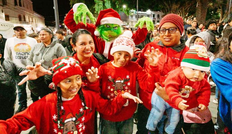 Grupo familiar del Cantón Ibarra (Ecuador), reunido para celebrar la Navidad en la ciudad. / FUENTE: GAD cantonal Ibarra