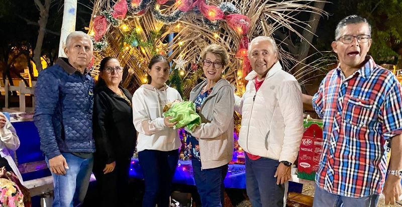 Traspaso familiar de la imagen del Niño Dios. Parque Las Acacias, Manta. / FUENTE: Cecilia Pinoargote de Sánchez