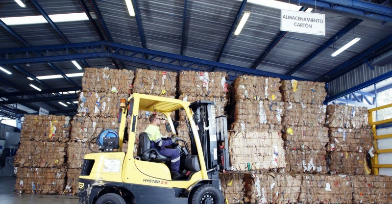 Almacenamiento de cartón en planta recicladora GIRA, Sangolquí. / FUENTE: Corp. Favorita, Ecuador