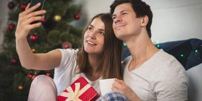 Teléfono móvil como regalo de Navidad. / FUENTE: Vertmonde Ecuador