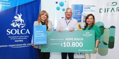 Promotores de hospital onco-pedriático y donante de recursos obtenidos de la venta de un libro. / FUENTE: Solca / Guayaquil