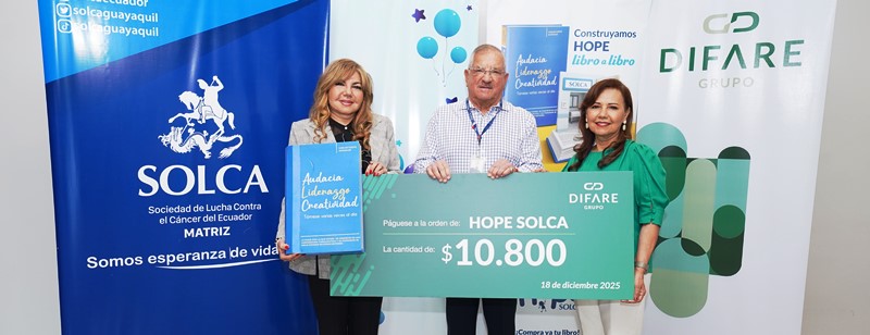 Promotores de hospital onco-pedriático y donante de recursos obtenidos de la venta de un libro. / FUENTE: Solca / Guayaquil