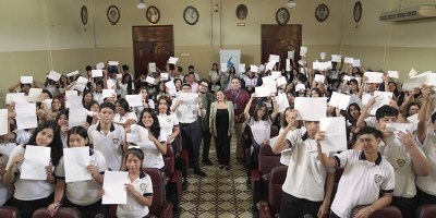 Colegiales de Guayaquil participan en cine-foro sobre problemas juveniles. / FUENTE: Dimitrakis