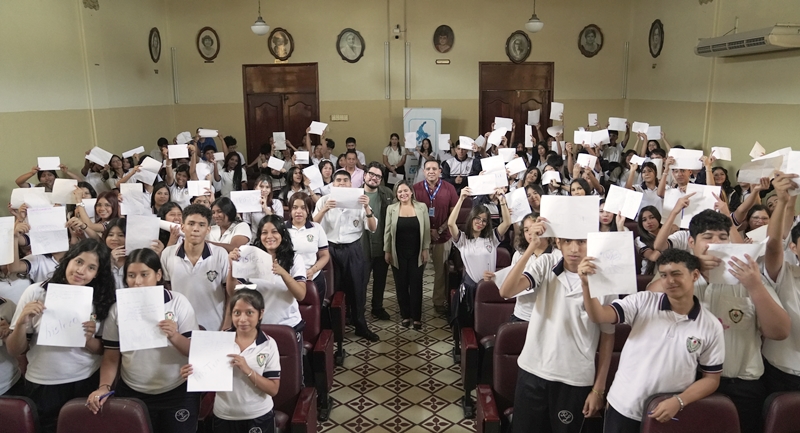 Colegiales de Guayaquil participan en cine-foro sobre problemas juveniles. / FUENTE: Dimitrakis