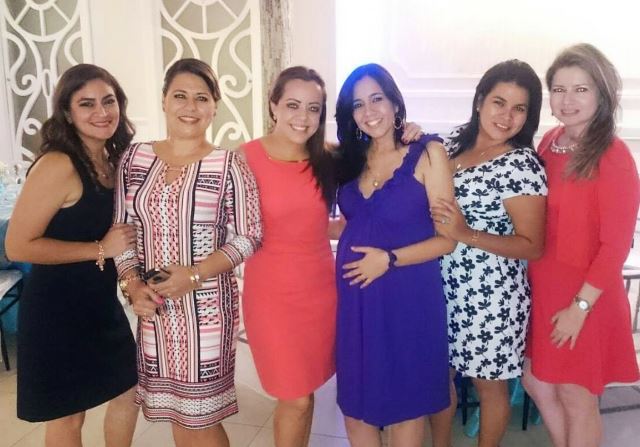 Ex alumnas del Colegio Santa Mariana de Jesús, Portoviejo, provincia de Manabí, Ecuador. / FUENTE: Dennisse González