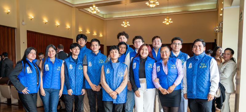 Pasantes guían a usuarios en casas de salud del IESS. / FUENTE: Comunicación nacional IESS / Quito