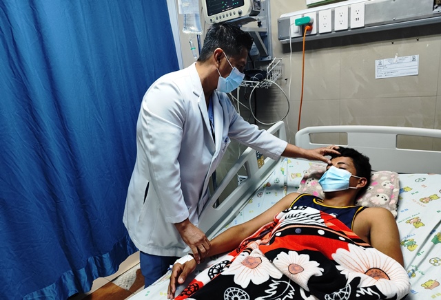 Tratamiento médico a un paciente diagnosticado con dengue. / FUENTE: HGP, Ecuador