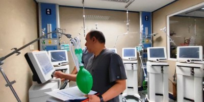 Equipos electrónicos de asistencia respiratoria en Hospital General Portoviejo, Ecuador.