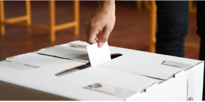 Votante ecuatoriano depositando su voto en recinto electoral. (CNE, Quito)