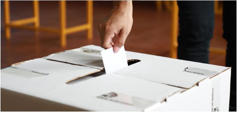 Votante ecuatoriano depositando su voto en recinto electoral. (CNE, Quito)