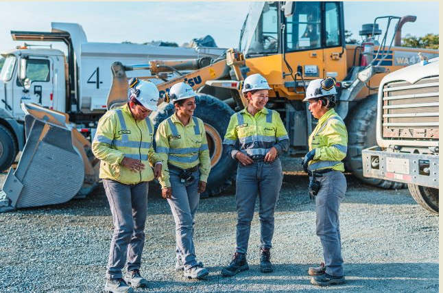 Trabajadoras en empresa cementera. / FUENTE: Holcim Ecuador