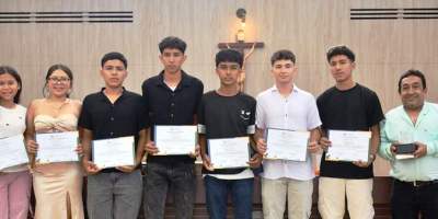 Cineastas juveniles ecuatorianos, ganadores del 4to concurso "El valor de hacerlo bien". FUENTE: Festival Intercolegial de Cine, Guayaquil