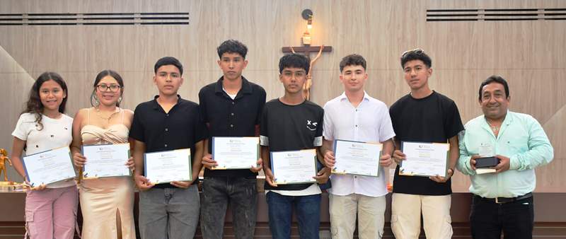 Cineastas juveniles ecuatorianos, ganadores del 4to concurso "El valor de hacerlo bien". FUENTE: Festival Intercolegial de Cine, Guayaquil