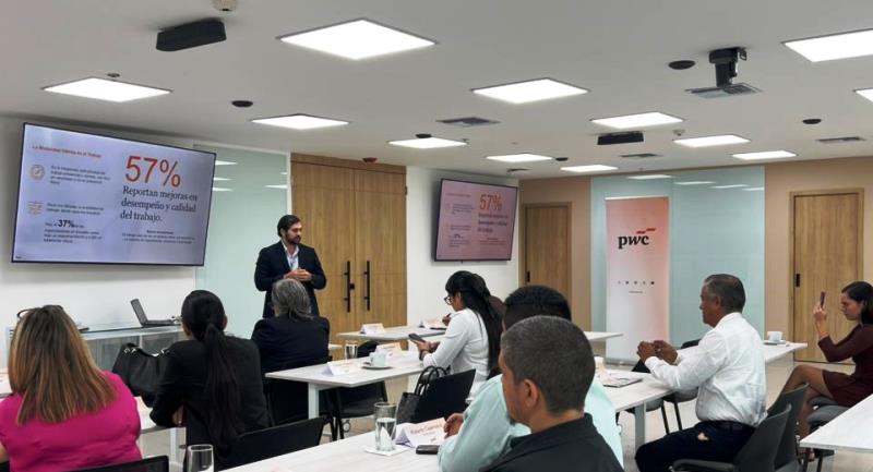 Conferencia de PwC Ecuador sobre trabajo híbrido.