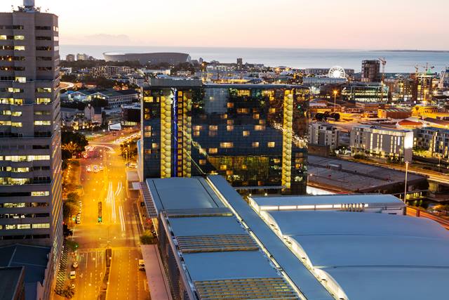 Ciudad iluminada con energía eléctrica (SolarTeam, Ecuador)