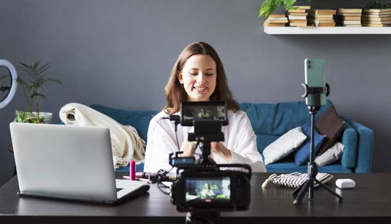Comunicadora mediante redes sociales alojadas en Internet. / FOTO proporcionada por Siigo/Dimitrakis - Guayaquil