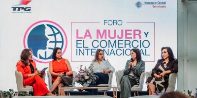 Mujeres panelistas en foro sobre comercio exterior en Guayaquil, Ecuador. / FUENTE: TPG