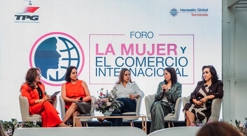 Mujeres panelistas en foro sobre comercio exterior en Guayaquil, Ecuador. / FUENTE: TPG