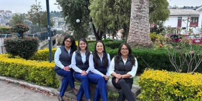 Mujeres lideresas posando en un parque público de Ecuador. / FUENTE: Tecniseguros