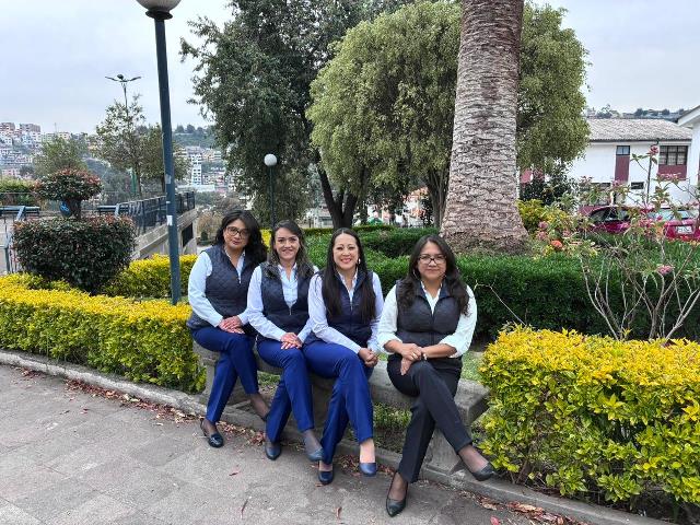 Mujeres lideresas posando en un parque público de Ecuador. / FUENTE: Tecniseguros