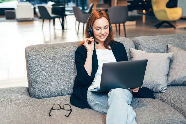 Trabajando desde casa, vía Internet. / FUENTE: Grupo Montaner (Tomada de Google)