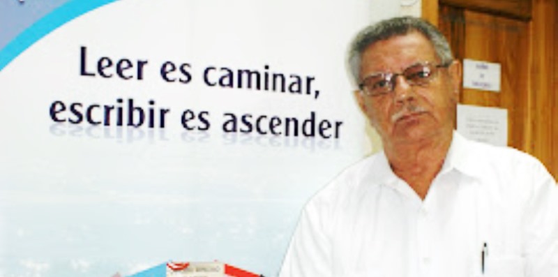 Médico doctor Vicente A. Cuesta Ordóñez, durante la presentación de un libro suyo. / FOTO descargada del sitio web CiberAlfaro (ULEAM)
