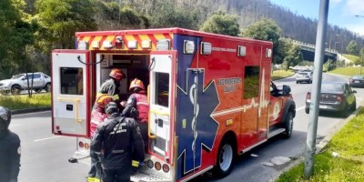 Ambulancia de bomberos socorre a víctimas de siniestro vial en Quito. / FUENTE: Icare Comunicación
