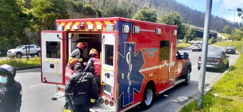 Ambulancia de bomberos socorre a víctimas de siniestro vial en Quito. / FUENTE: Icare Comunicación