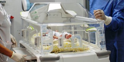 Cuna termo regulable. Hospital General Manta. / FUENTE: HGM-IESS