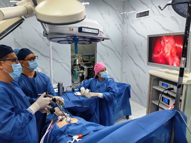 Equipo de cirugía laparoscópica incorporado al Hospital Básico Chone del IESS. / FUENTE: IESS Manabí, Portoviejo