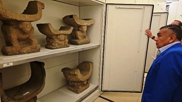 La silla manteña exhibida en museo de Nueva York, USA.