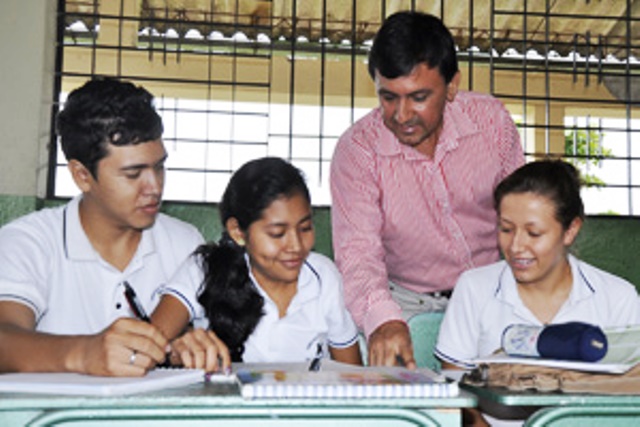 Un maestro instruye a sus estudiantes. / FUENTE: Ministerio de Educación del Ecuador