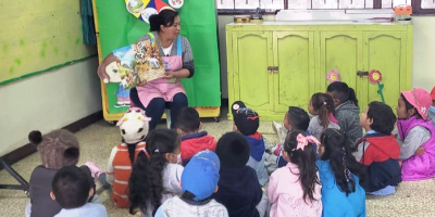 Una profesora instruye a sus alumnos. / FUENTE: web oficial del Ministerio de Educación del Ecuador