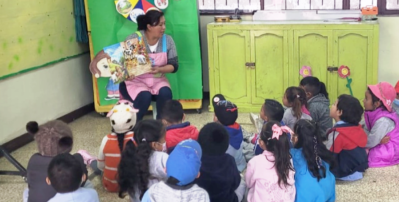 Una profesora instruye a sus alumnos. / FUENTE: web oficial del Ministerio de Educación del Ecuador