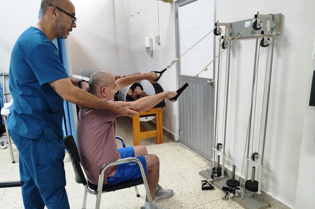 Ejercicios de terapia física para recuperar movilidad y habla. / FUENTE: HGP-IESS Manabí