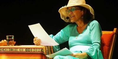 La doctora Libertad Regalado Espinoza se despide de sus tertulias, durante acto en teatro La Trinchera de Manta, Ecuador. / Fotógrafo: Leiberg Santos