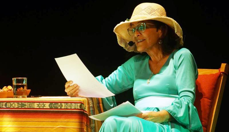 La doctora Libertad Regalado Espinoza se despide de sus tertulias, durante acto en teatro La Trinchera de Manta, Ecuador. / Fotógrafo: Leiberg Santos