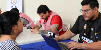 Una electora tramita el cambio de su domicilio electoral en Manabí, Ecuador. / FUENTE: CNE Manabí