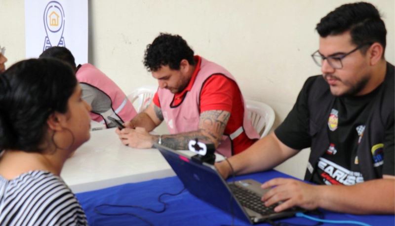 Una electora tramita el cambio de su domicilio electoral en Manabí, Ecuador. / FUENTE: CNE Manabí